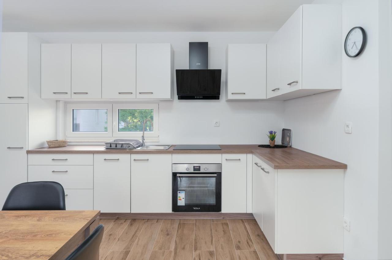 Number One Apartments Vir Exterior foto